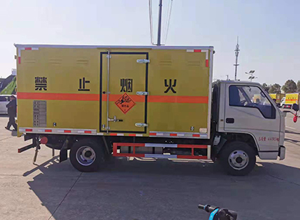 南沙爆破器材运输车工人安全操作规范与智能技术保障